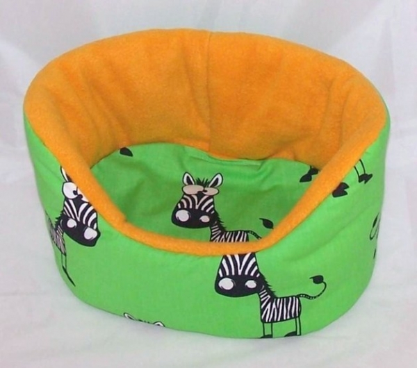 Kuschelbettchen mit 1 Kissen, grün mit Zebras, diverse Fleecefarben zur Auswahl